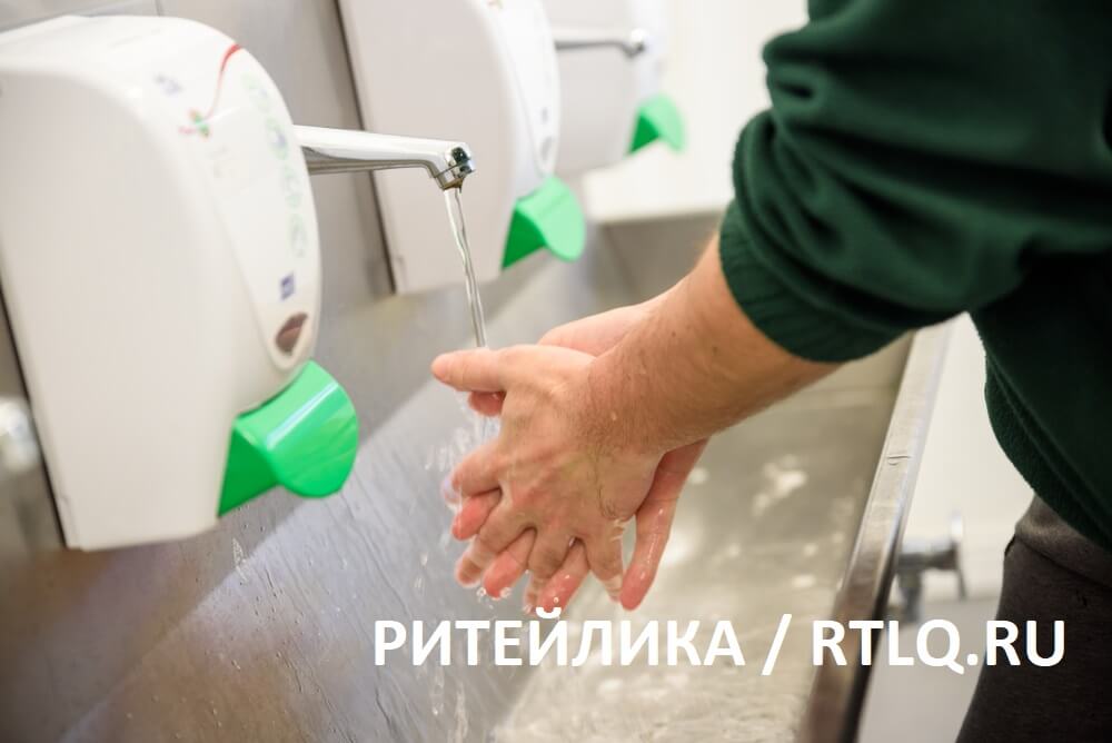 Мытье рук сотрудником на производстве - РИТЕЙЛИКА / RETAILIQA